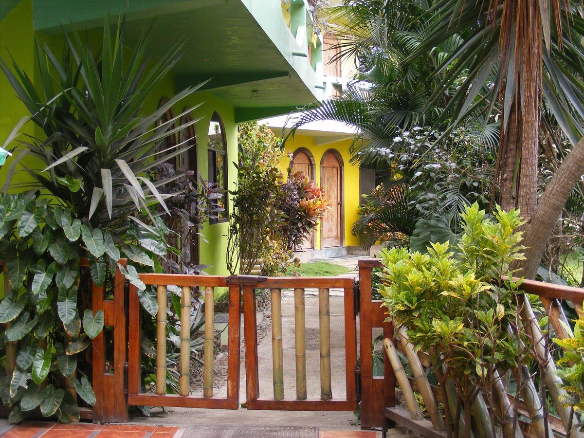 Hostal Maxima Puerto López エクステリア 写真
